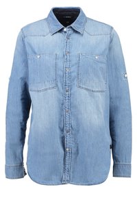 Chemise en denim bleu clair à manches longues avec patte de boutonnage devant, deux poches poitrine avec boutons et col classique.