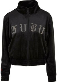Chaqueta negra de terciopelo con cremallera y cuello alto, con letras de strass que dicen "FUBU", y puños y dobladillo elásticos.