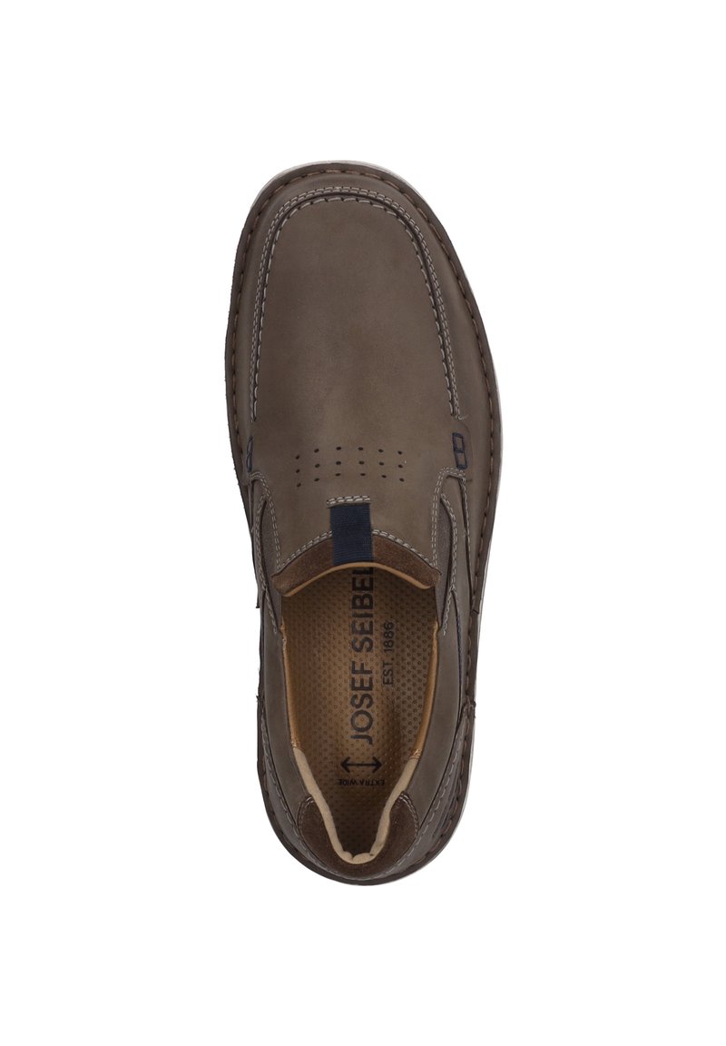 Brun læder slip-on sko med syede detaljer, perforeret tåområde og en polstret indersål. Har en blå tab og tekstureret foring.