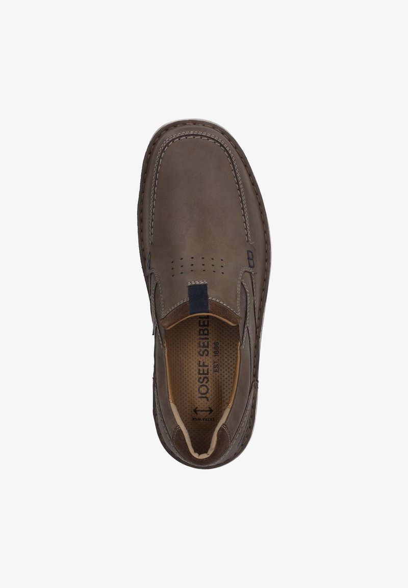 Chaussure brune en cuir à enfiler avec des accents cousus, zone de orteil perforée et semelle intérieure rembourrée. Présente un onglet bleu et une doublure texturée.