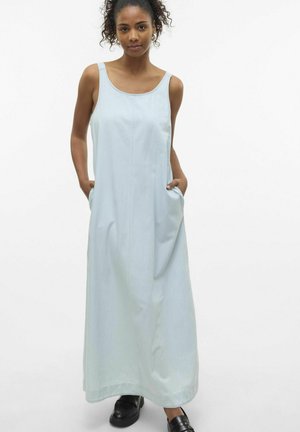 Hellblaues ärmelloses Maxikleid mit Rundhalsausschnitt, seitlichen Taschen und geradem Schnitt, gefertigt aus einem glatten Stoff.