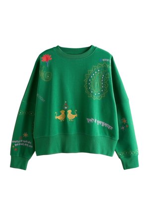 Grüner Pullover mit gestickter roter Blume, gelben Vögeln, Paisley-Muster, Sternen und Hindi-Schriftzug auf Vorderseite und Ärmeln.