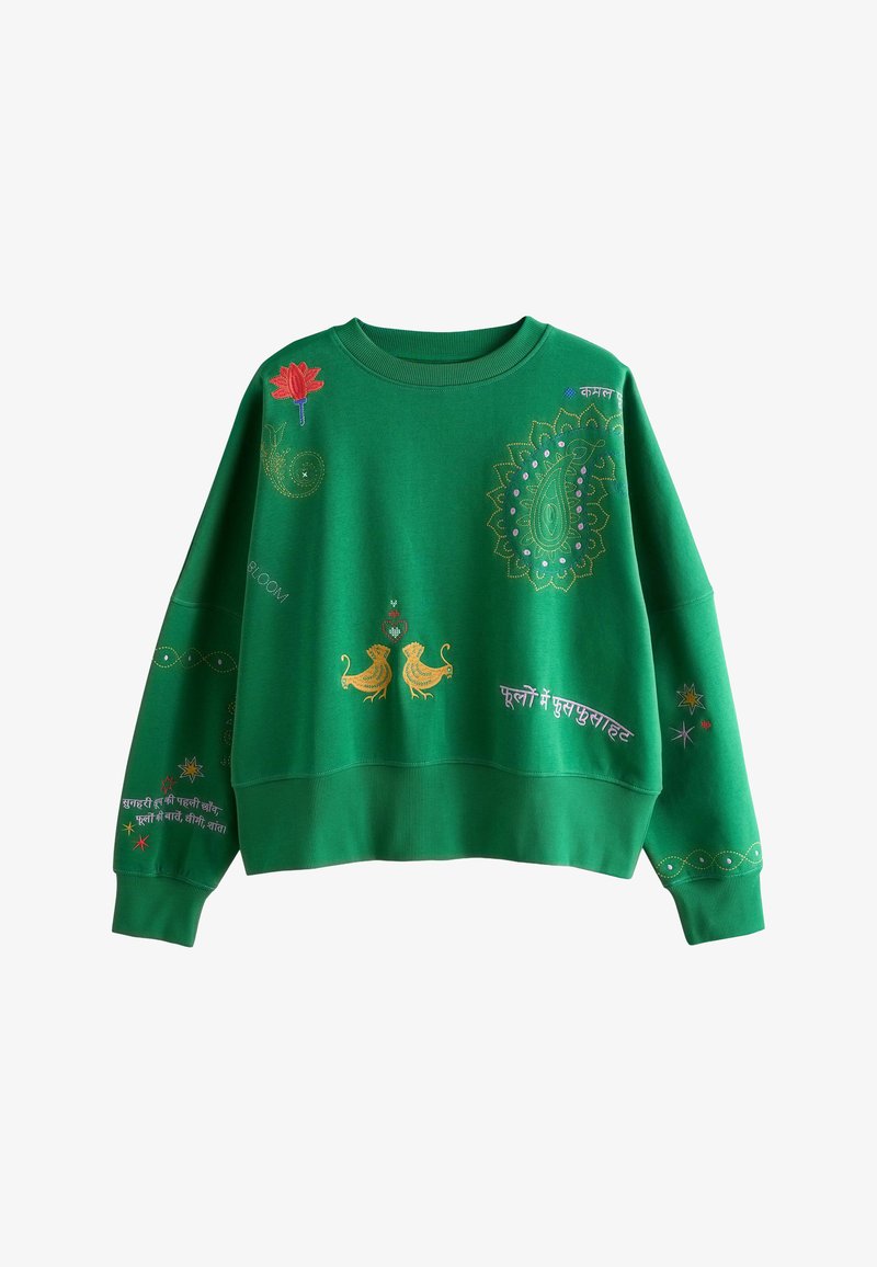 Sweat-shirt vert avec une fleur rouge brodée, des oiseaux jaunes, un motif cachemire, des étoiles et du texte en hindi sur le devant et les manches.