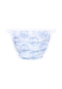 Blaue und weiße bedruckte Stofftasche mit weißen Rüschen, die komplizierte Designs innerhalb kreisförmiger Rahmen zeigt. Weiche Textur des Stoffes.