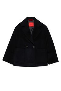 Cappotto doppio petto in lana nera con grandi tasche frontali, rever a scollatura, e etichetta interna rossa, progettato con una forma squadrata e una texture liscia.