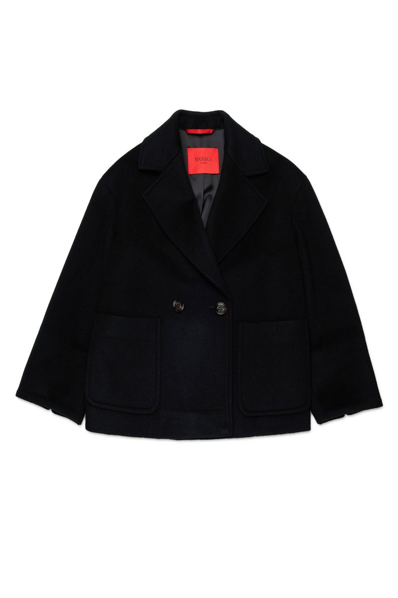 Cappotto doppio petto in lana nera con grandi tasche frontali, rever a scollatura, e etichetta interna rossa, progettato con una forma squadrata e una texture liscia.