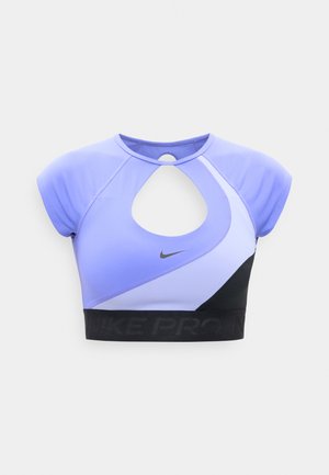 Λιλά και μαύρο κοντό αθλητικό τοπ Nike Pro με κοντά μανίκια τύπου καπέλο και μεγάλο δακρυειδές άνοιγμα στο στήθος.