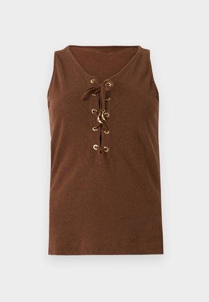 Καφέ αμάνικη μπλούζα με κορδόνια μπροστά, που διαθέτει χρυσά κορδόνια και δεμένα κορδόνια σε απλό φωτεινό φόντο.