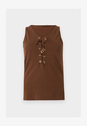 Καφέ αμάνικη μπλούζα με κορδόνια μπροστά, που διαθέτει χρυσά κορδόνια και δεμένα κορδόνια σε απλό φωτεινό φόντο.