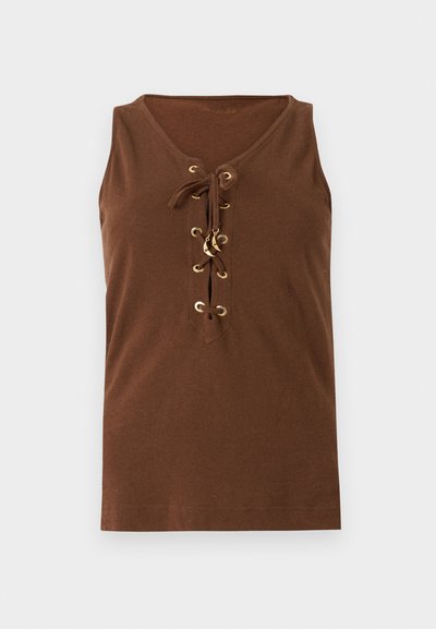 Καφέ αμάνικη μπλούζα με κορδόνια μπροστά, που διαθέτει χρυσά κορδόνια και δεμένα κορδόνια σε απλό φωτεινό φόντο.