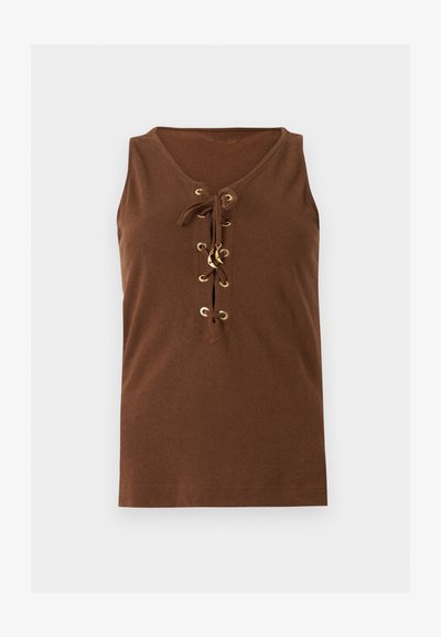 Καφέ αμάνικη μπλούζα με κορδόνια μπροστά, που διαθέτει χρυσά κορδόνια και δεμένα κορδόνια σε απλό φωτεινό φόντο.