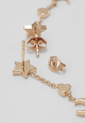 Pendiente de botón con forma de estrella dorada con eslabones de cadena que conectan dijes de corazón y luna creciente sobre un fondo claro.