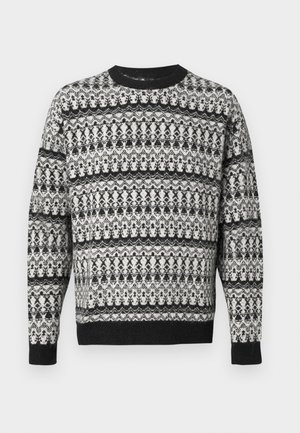 Sweter dziany w czarno-białym kolorze, z geometrycznymi wzorami, okrągłym dekoltem oraz prążkowanymi mankietami i dołem. Teksturowane wykończenie na całej powierzchni.