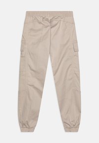 Pantalons cargo beiges avec taille élastique, chevilles resserrées et poches cargo latérales. Fabriqués en tissu léger avec une texture lisse.