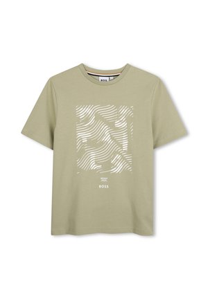 T-shirt vert olive clair à manches courtes avec motif de lignes ondulées abstraites blanches et texte "BOSS" centré sous le design.