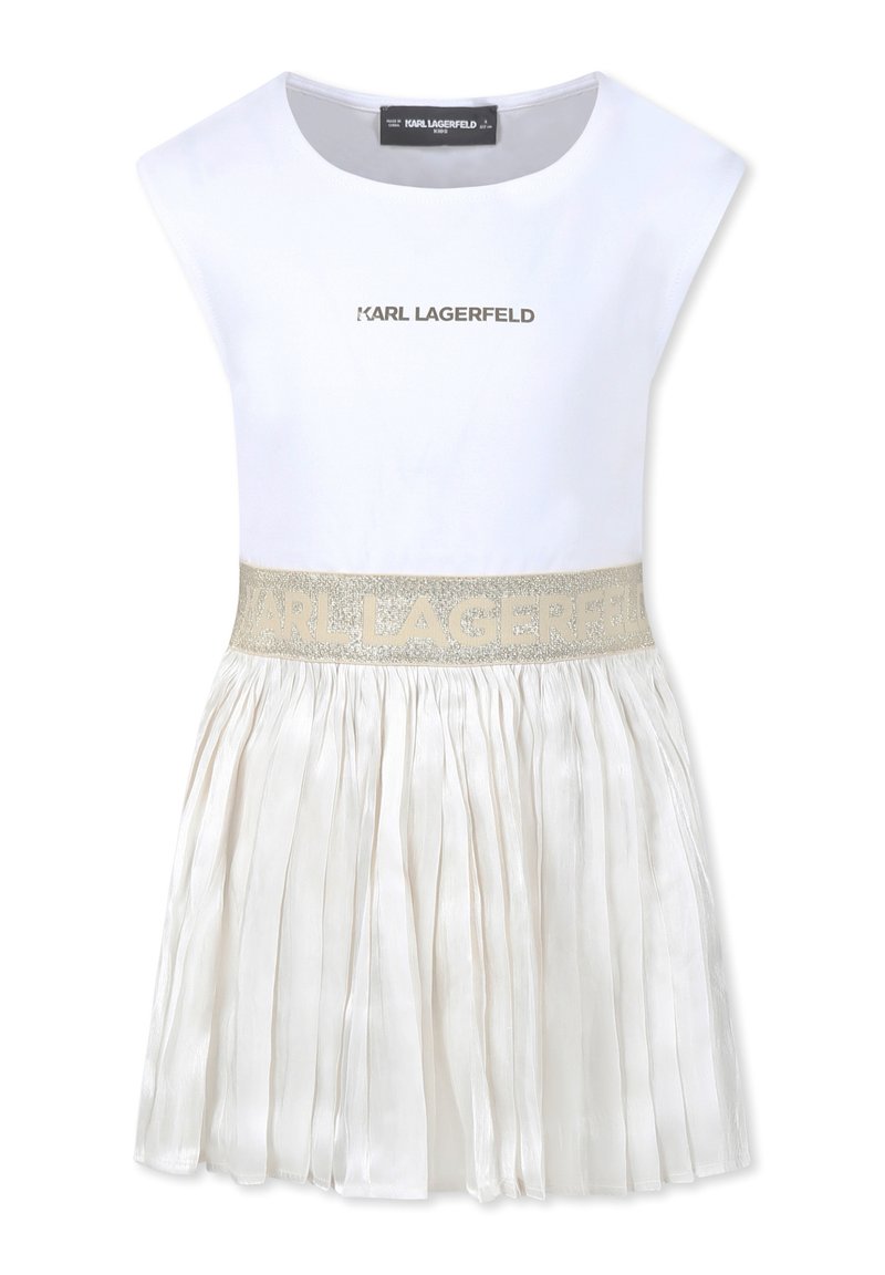Robe blanche avec un haut ajusté et une jupe plissée. Présente une ceinture en élastique doré avec la marque "KARL LAGERFELD". Texture lisse.