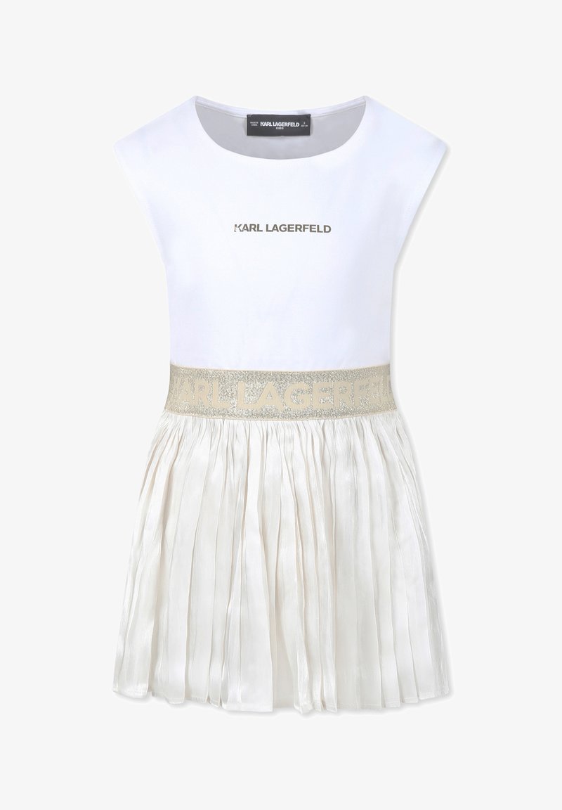 Robe blanche avec un haut ajusté et une jupe plissée. Présente une ceinture en élastique doré avec la marque "KARL LAGERFELD". Texture lisse.
