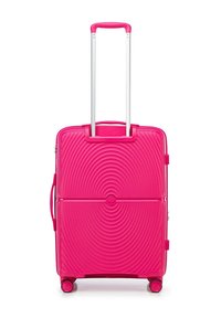 Tvrdý kufr na kolečkách, jasně růžový, kulatá žebrovaná textura, teleskopická rukojeť, čtyři kola, boční rukojeť.