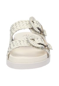 Witte gevlochten leren sandaal met twee decoratieve strikken, platte zool en een gladde textuur. Heeft een off-white gevoerde binnenzool voor comfort.