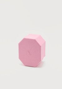 Ροζ οκταγωνικό κουτί κοσμημάτων με υφή, με ανάγλυφο λογότυπο κύκνου στην κορυφή, εμφανίζεται σε απλό λευκό φόντο.