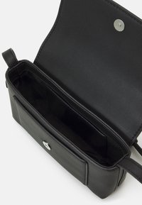 Calvin Klein Taška s příčným popruhem - black