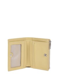 Portefeuille en cuir beige ouvert montrant une fenêtre d'identification transparente, des emplacements pour cartes, une poche à bouton-pression et un compartiment à pièces zippé sur fond blanc.