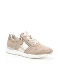 Baskets beiges en suede avec accents métalliques, lacets à l'avant, zip sur le côté et semelle en caoutchouc blanc. Présente une texture lisse et des matériaux contrastants.