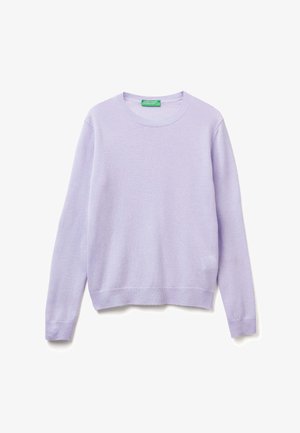 Lavendelfarvet crewneck sweater med lange ærmer og ribbede manchetter og kant, lagt fladt med et grønt "United Colors of Benetton" label inde i kraven.