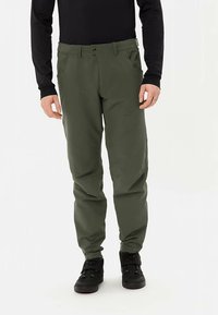 Olijfgroene broek van gladde stof, met een rechte pijp, zijzakken en een knoopsluiting aan de voorkant.