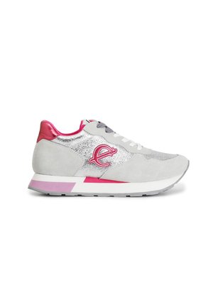 Grå ruskinds sneaker med sølvdetaljer, der har en lys pink hæl, kontrastfarvet lilla mellemsål, logo på siden og grå snørebånd. Flad såldesign.