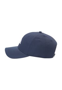 Boné de basebol azul-marinho com aba curva, feito de algodão, apresentando um logótipo branco na parte da frente e ilhós de ventilação. Tecido texturizado.