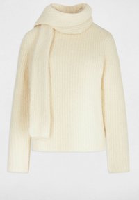 Maglione a maglia color crema con una texture a coste e una sciarpa coordinata. Presenta un collo alto e maniche lunghe, realizzato in materiale morbido e spesso.