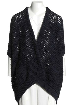 Zwarte losgebreide cardigan met open voorkant, getoond op een wit mannequintorso met een wit topje.