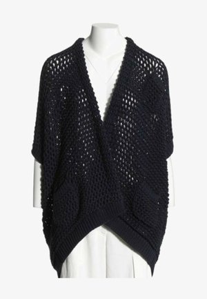 Zwarte losgebreide cardigan met open voorkant, getoond op een wit mannequintorso met een wit topje.
