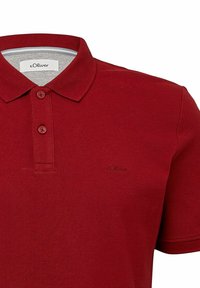 Rotes Kurzarm-Polo-Shirt mit zwei Knöpfen, umgeschlagenem Kragen und dezentem "s.Oliver"-Logo auf der Brust gestickt.