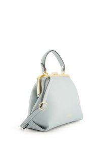 Sac à main en cuir bleu clair avec une forme arrondie, quincaillerie couleur or, courtes anses supérieures et bandoulière amovible. Texture lisse, branding minimal.