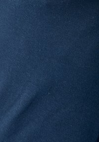 Navyblauwe katoenen stof, gladde textuur met een lichte rek, geen zichtbare patronen of accenten, gelijkmatige kleur doorheen.