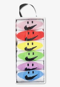 Σετ έξι ζευγαριών βαμβακερές κάλτσες σε ροζ, κόκκινο, κίτρινο, πράσινο, μωβ και μπλε, κάθε μία με μαύρο σχέδιο χαμογελαστού προσώπου. Καθαρή συσκευασία κουτιού.