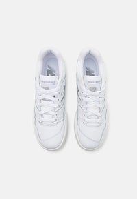 Weiße Leder-Sneaker mit strukturierten Akzenten, ausgestattet mit einem Schnürdesign, gepolstertem Kragen und einem dezenten Logo auf der Zunge.