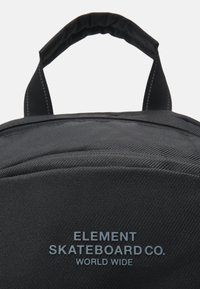 Zwarte rugzak met een gestructureerd oppervlak en een gewatteerde handgreep. Bevat blauwe bedrukte tekst: "ELEMENT SKATEBOARD CO. WORLD WIDE."