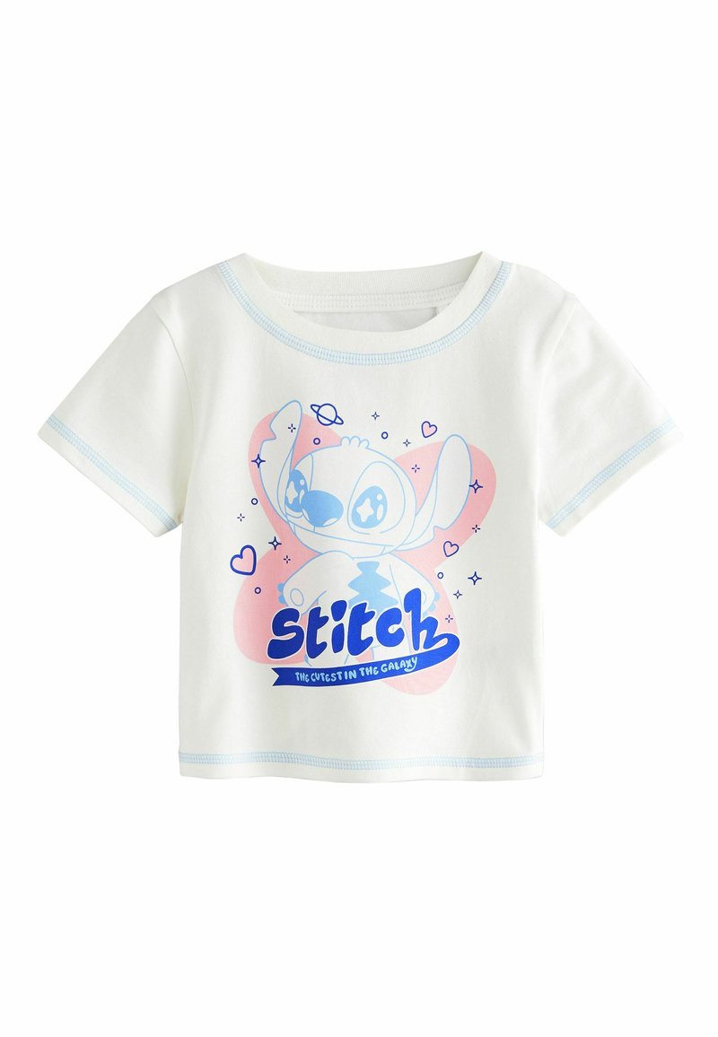 Vit t-shirt med kort ärm och blå sömmar, med en serietidningsfigur i grafik och texten "stitch" i fet blå stil nedanför.