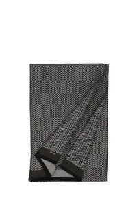Șal țesut cu un model herringbone în nuanțe de negru și gri. Textură moale cu margini franjurate și un bord negru accent. Design compact.