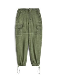 Pantaloni cargo verdi oliva con una texture morbida, dotati di due grandi tasche laterali, un polsino elastico con cordino e una chiusura frontale con bottone.
