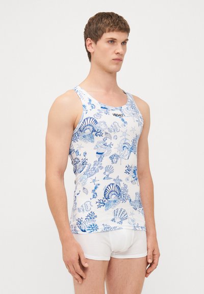 Weißes Tanktop mit einem blauen maritimen Muster, das Muscheln und Meeres-Elemente zeigt. Weiches Baumwollmaterial, runder Ausschnitt und ärmelloses Design.