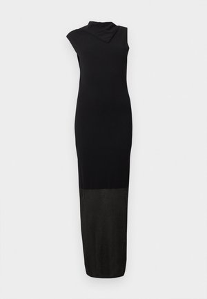 Zwarte mouwloze maxi-jurk met een asymmetrische halslijn en een getextureerd onderste gedeelte dat doorloopt tot aan de zoom.
