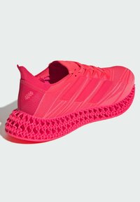 Scarpa da ginnastica rosa brillante con una tomaia testurizzata, design a tre strisce e suola caratterizzata da un motivo a reticolo per imbottitura e supporto.