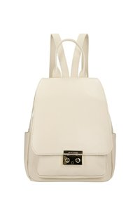 Kremowy plecak z ekoskóry o strukturalnym designie, z klapą zamykaną na zatrzask oraz złotymi okuciami. Posiada regulowane paski na ramiona oraz boczne kieszenie.