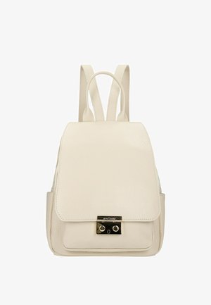 Kremowy plecak z ekoskóry o strukturalnym designie, z klapą zamykaną na zatrzask oraz złotymi okuciami. Posiada regulowane paski na ramiona oraz boczne kieszenie.