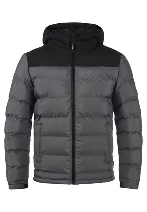Jachetă căptușită cu glugă neagră și secțiune superioară neagră, corp gri și fermoar frontal. Dispune de manșete elastice și buzunare laterale.