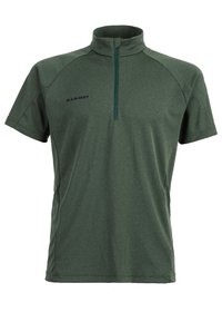 Camisa verde de manga corta con cuello de media cremallera, hecha de tela texturizada. Presenta el logo negro "MAMMUT" en la parte delantera.